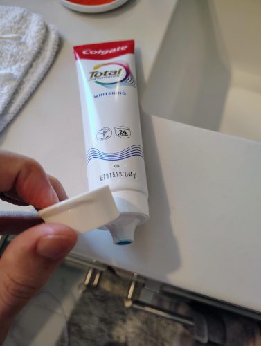 Colgate Total Whitening Toothpaste Gel with Fluoride – Mint Flavor, Enamel Strengthening & Fresh Breath, 4 Pack photo review